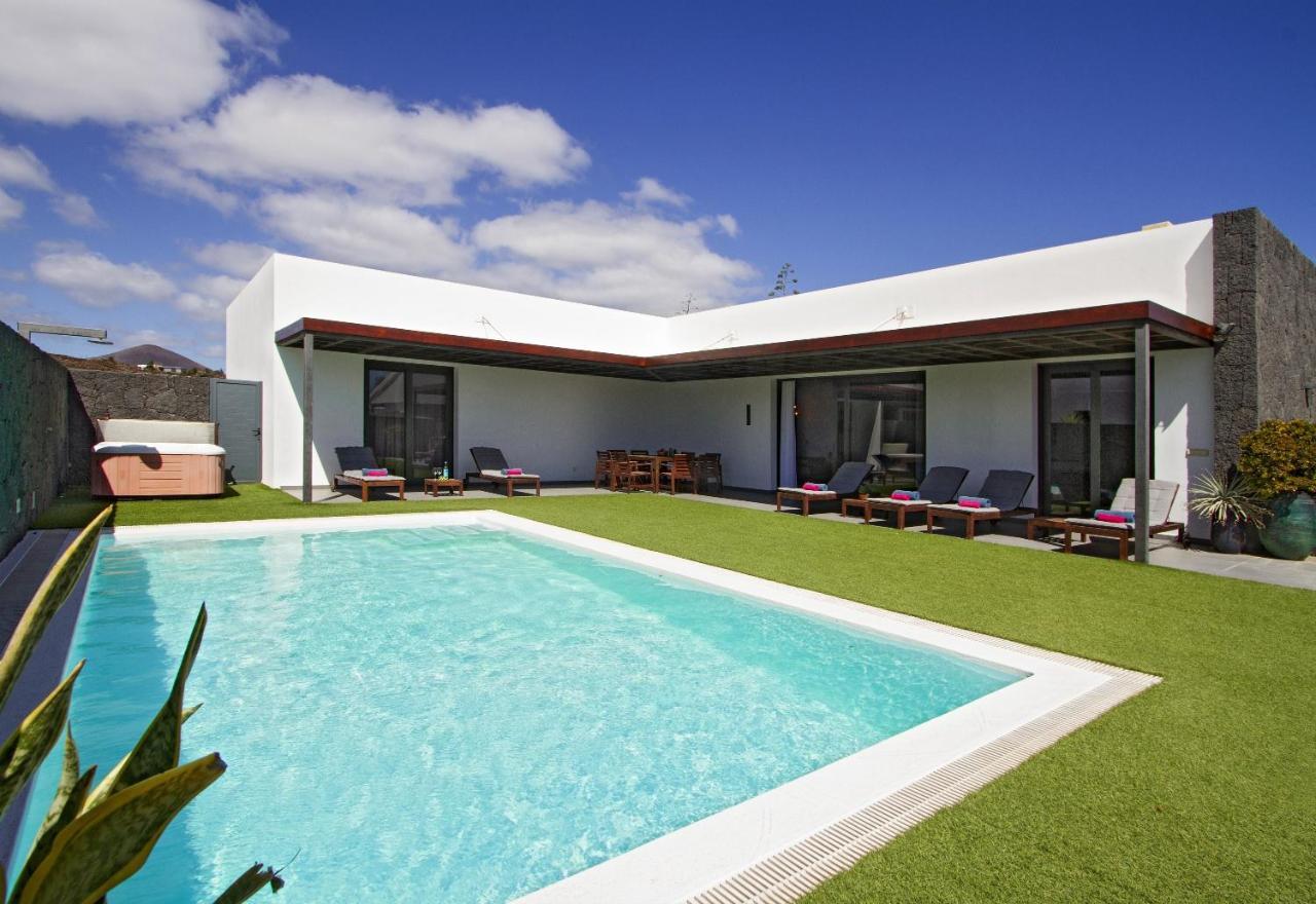 Luxury Los Mojones Villa Short Walk To Old Town Private Heated Pool Villa Los Mojones Angie Puerto Del Carmen Tías Exteriér fotografie