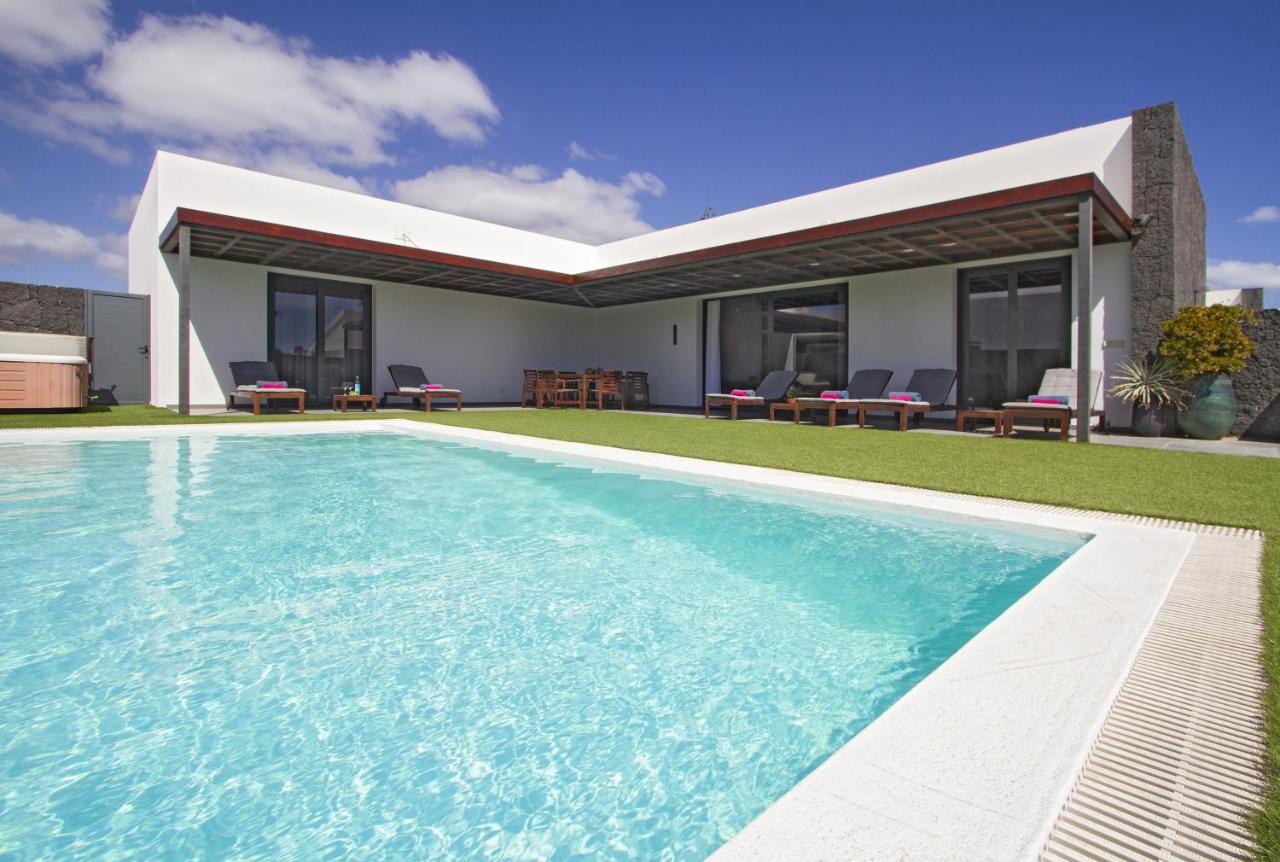 Luxury Los Mojones Villa Short Walk To Old Town Private Heated Pool Villa Los Mojones Angie Puerto Del Carmen Tías Exteriér fotografie